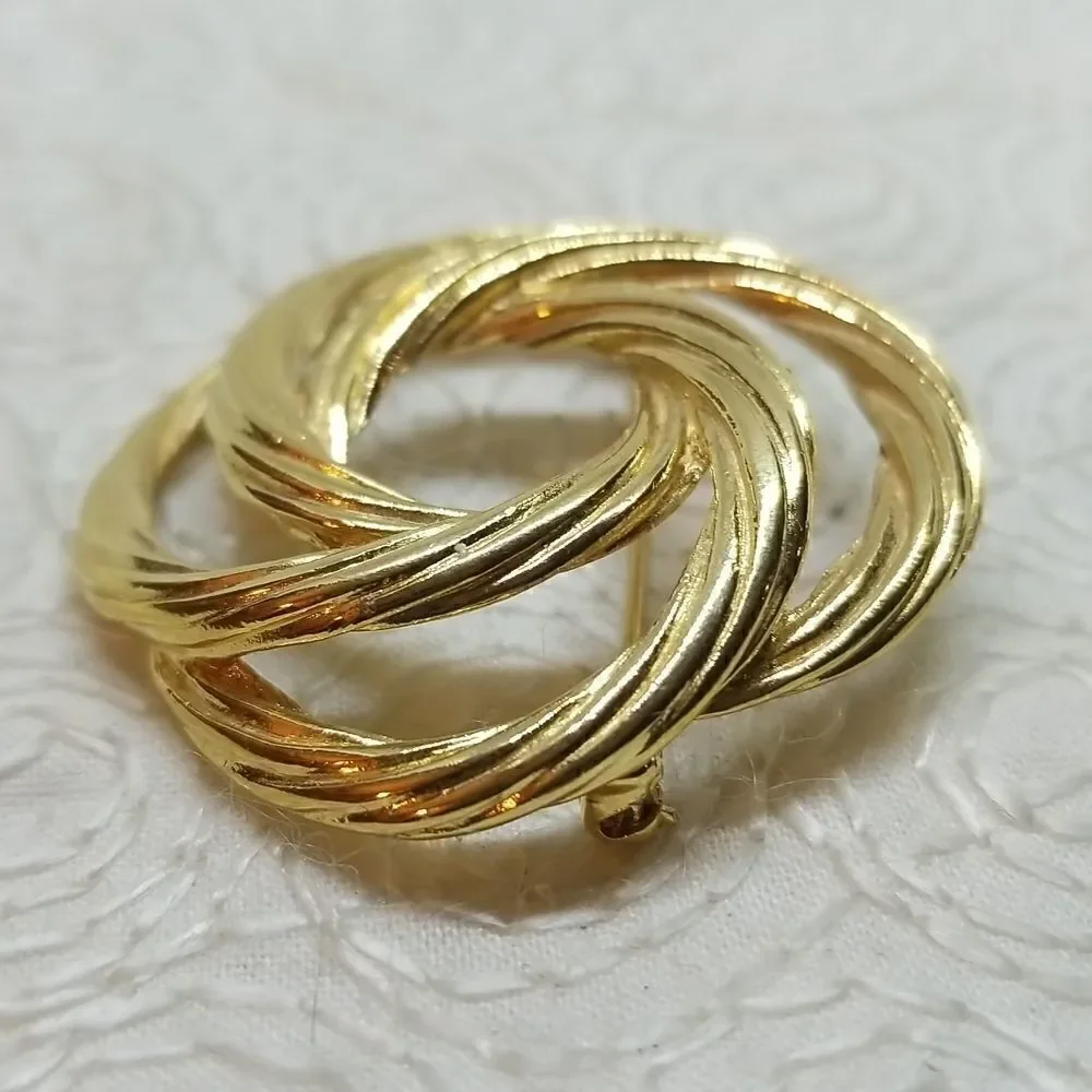 Monet Swirl Brooch Pin Open Gold Tone Circle